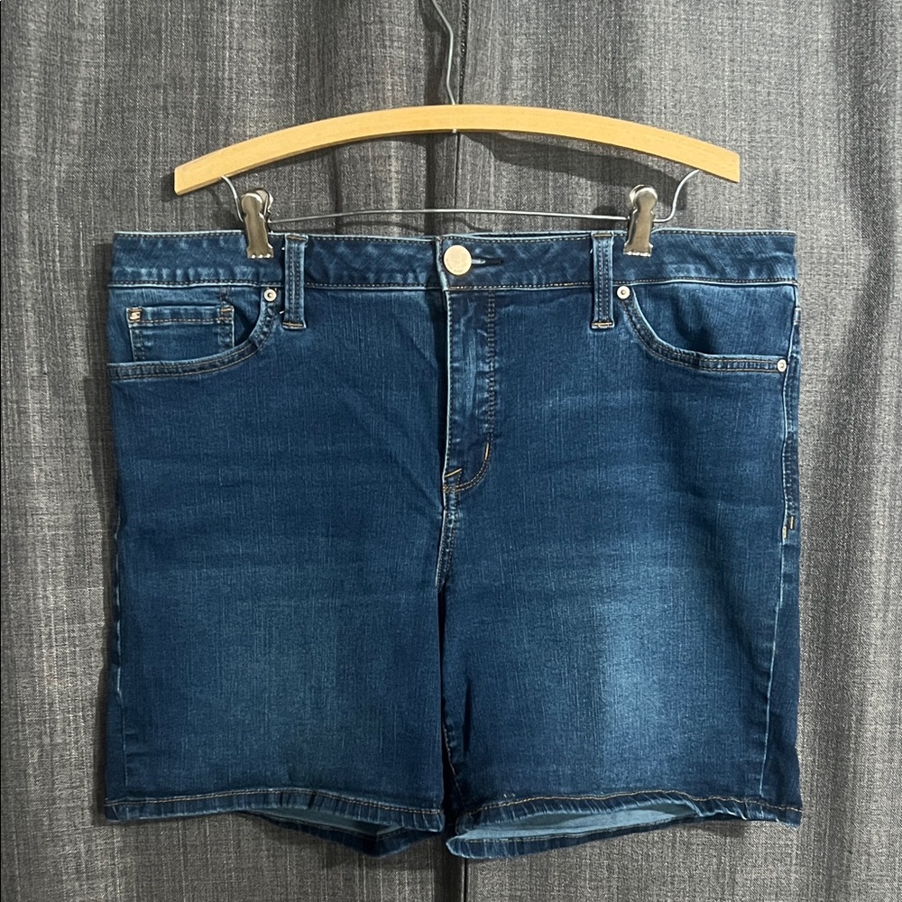 Seven7 dark blue Bermuda length shorts denim jean size 16